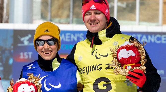 Paralympics-Siegerin Linn Kazmaier mit Guide Florian Baumann von der Skizunft Römerstein.