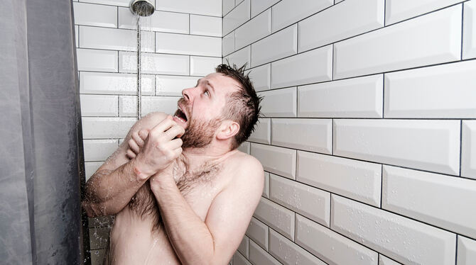 Noch sind die Duschen in den Pfullinger Sporthallen kalt. Das wird sich bald ändern.