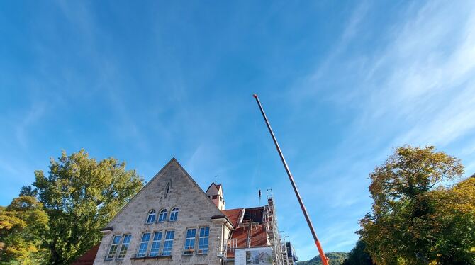 Ein wichtige Phase auf der Baustelle der Uracher Festhalle. Die Zimmerleute haben das Dach auf der Westseite geöffnet, mit einem Ein wichtige Phase auf der Baustelle der Uracher Festhalle. Die Zimmerleute haben das Dach auf der Westseite geöffnet, mit einem