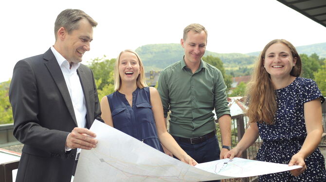 Tobias Bernecker (links) bei den Planungen in Mössingen.  ARCHIVFOTO: DIET