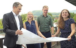 Tobias Bernecker (links) bei den Planungen in Mössingen.  ARCHIVFOTO: DIET