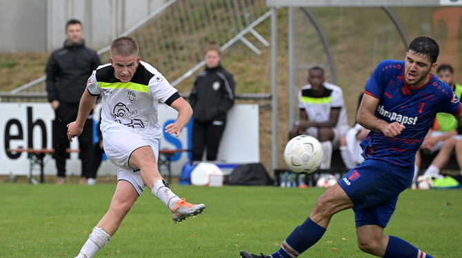 Meldet sich einsatzbereit zurück: Florian Krajinovic (links), hier im Duell mit dem Hollenbacher Michael Kleinschrodt.  FOTO: BA