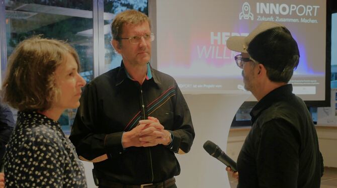 Der Schweizer Umweltaktivist Louis Palmer (Mitte) im Gespräch mit den Greentech-live-Organisatoren Jochen Siegle und Silvia Sieg