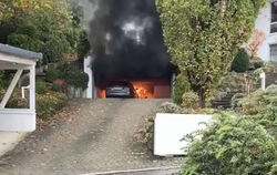 In einer Garage im Reutlinger Wöhrwoldweg brennt ein Auto.