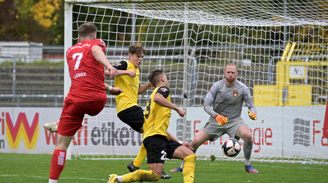 Beinahe das 1:0 für den SSV Reutlingen. Doch der Schuss von Denis Lübke wird im letzten Moment noch geblockt.