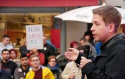Prominente Unterstützung für Sofie Geisel im OB-Wahlkampf: Kevin Kühnert auf dem Tübinger Marktplatz FOTO: LEISTER