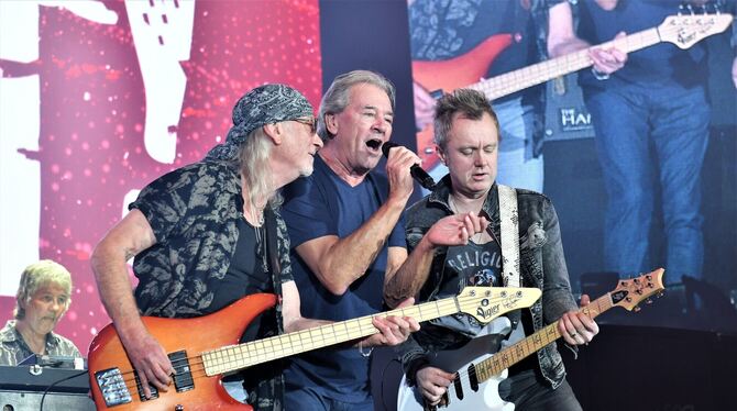 Drei Generationen des Rock: von links Don Airey am Keyboard (im Hintergrund), Roger Glover am Bass, Sänger Ian Gillan und der ne