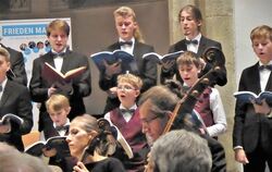  Lebendige Umsetzung mit kraftvollem Chorgesang: der Knabenchor Capella Vocalis und das Ensemble Capella Instrumentalis in der M