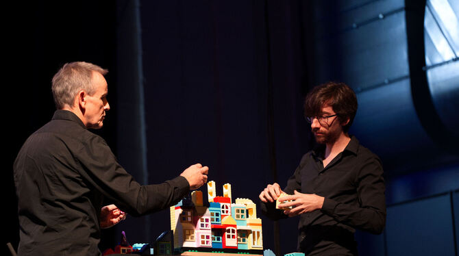 Die Ascolta-Schlagzeuger beim perkussiven Lego-Häuschen-Bau. FOTO: SWR/KARGER