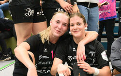 Ganz im Glück: Rebecca Rott (links) und Viktoria Woth.  FOTO: T. BAUR/EIBNER