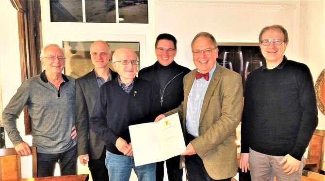 Reutlingens Oberbürgermeister Thomas Keck (Zweiter von rechts) übergab die Ehrenurkunde an Gerald Horner (vorne). Es gratulierte