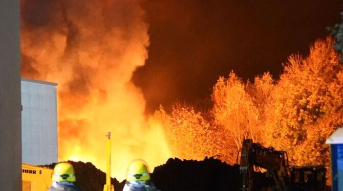 Mehrere Explosionen: Anbau einer Firmenhalle in Brand