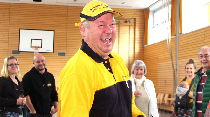 Mit Tränen in den Augen konnte der völlig überraschte Postbote Dieter Lehner allen lieb gewonnenen Kunden und Bekannten in aller