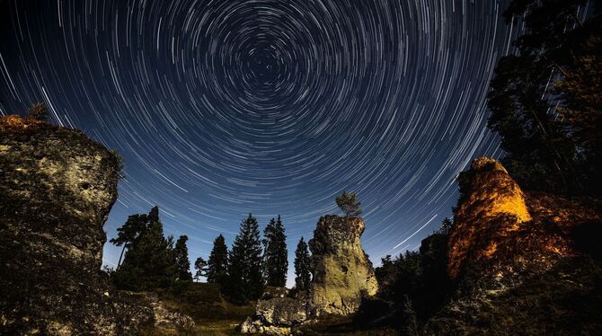 Ungewöhnliche Perspektive einer Sternennacht mit einem Touch Van Gogh.  FOTO: SCHENK