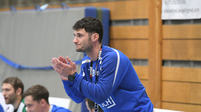 Hochzufrieden: Pfullingens Trainer Maximilian Hertwig. FOTO: BAUR Hochzufrieden: Pfullingens Trainer Maximilian Hertwig. FOTO: BAUR