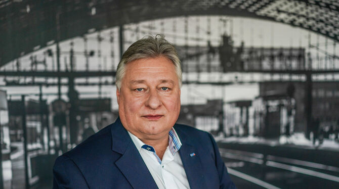 Martin Burkert ist neuer Vorsitzender der Bahngewerkschaft EVG.  FOTO: CARSTENSEN/DPA
