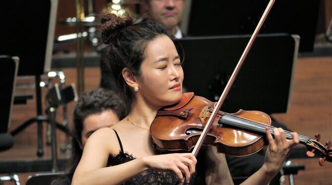 Sagenhaft leichtfüßiges Mozart-Spiel: Die koreanische Geigerin Bomsori Kim als Solistin in Mozarts viertem Violinkonzert mit der