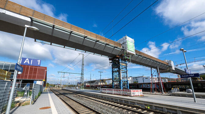 Ein Fussgängersteg über die Gleise des Bahnhofs Aalen befindet sich im Bau. Der Bund der Steuerzahler kritisiert in seinem Schwa