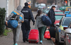 Kein Einzelfall: Immer wieder werden Flüchtlinge mit Zukunftsperspektive aus Deutschland abgeschoben. Die Gründe dafür sind vers