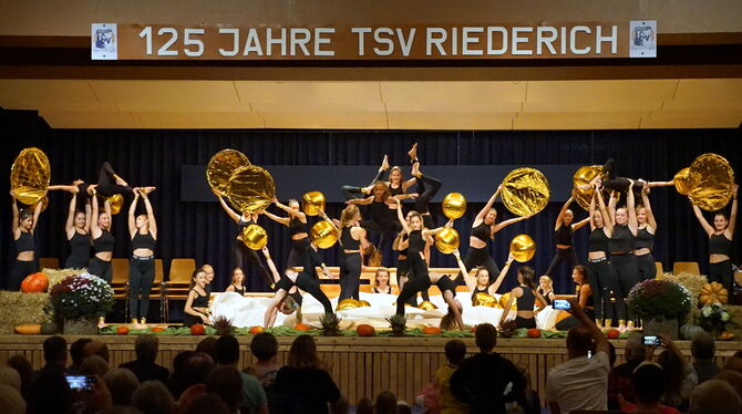 Die Turnerinnen des TSV Riederich vergolden den Jubiläumsabend mit ihrem Auftritt in der Gutenberghalle.  FOTO: VEREIN