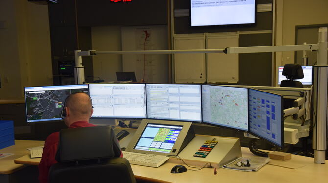 Ein Disponent arbeitet in der Integrierten Leitstelle (ILS) der Feuerwehr Reutlingen. Er ist nicht nur für die Anliegen der 112-