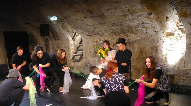 Die inklusive Theatergruppe der Peter-Rosegger-Schule spielte im ausverkauften Tonne-Keller.  FOTO: BERNKLAU
