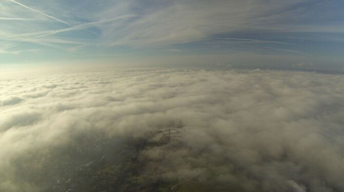 Die Achalm im Nebel. FOTO: BENJAMIN SCHÖLKOPF