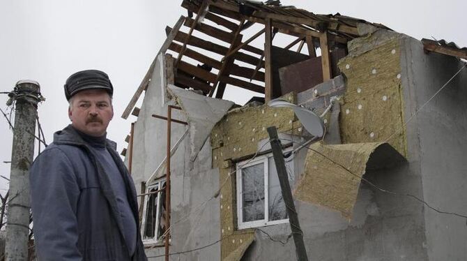 Zerstörtes Haus in Donezk: Regierungstruppen und Separatisten lieferten sich wieder erbitterte Kämpfe. Foto: Alexander Ermoch