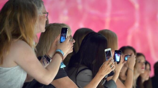 Zuschauer auf der Modenschau von Miranda Konstantintinidou 2014 bei der Mercedes-Benz Fashion Week in Berlin. Foto: Jens Kala