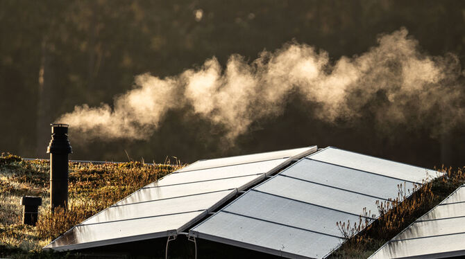 Kommunen im Land können unter bestimmten Voraussetzungen Solaranlagen auch auf älteren Häusern einfordern.  FOTO: RUMPEN/DPA