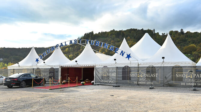 Bereit, um die Besucher zu empfangen: das Zelt-Ensemble auf dem Festplatz.  FOTO: PIETH