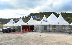 Bereit, um die Besucher zu empfangen: das Zelt-Ensemble auf dem Festplatz.  FOTO: PIETH
