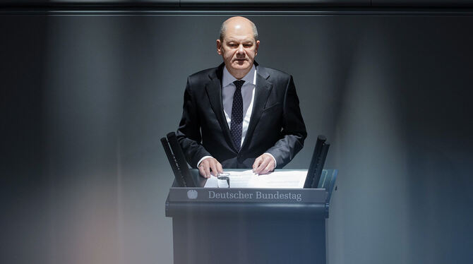 Bundeskanzler Olaf Scholz (SPD) bei der Regierungserklärung.  FOTO: NIETFELD/DPA