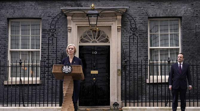 Vor der 10 Downing Street gibt Liz Truss nach nur sechs Wochen im Amt ihren Rücktritt bekannt.  FOTO: PEZZALI/DPA