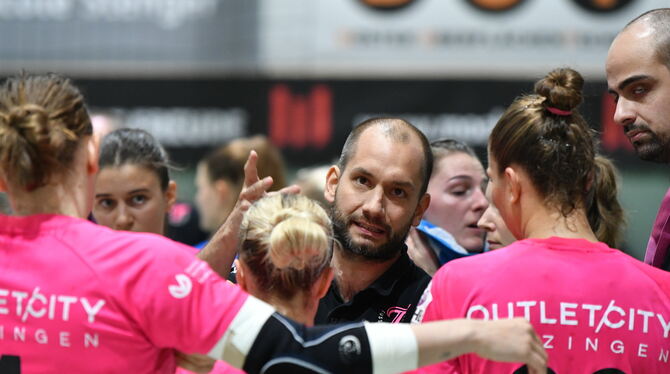 Trainer Werner Bösch schwört die TuS-Frauen auf das richtungsweisende Spiel gegen Halle-Neustadt ein.  FOTO: MEYER