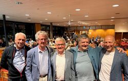 Der Ehrenvorsitzende Gert Seeger (von links) mit den Geehrten Hans-Peter Lange, Sven Schauenburg und Roland Pauckner sowie Hans-