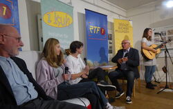 Der Dekan im Ruhestand Eberhard Gröner (von links), Eleanor Weber und Jaron Immer von Friday for Future diskutieren mit Moderato