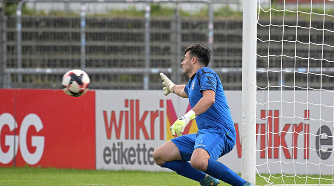 SSV-Keeper Enrico Piu muss fünf Mal hinter sich greifen, ist aber an allen fünf Gegentoren chancenlos.   FOTO: BAUR