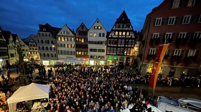 Zahlreiche Menschen fiebern in Tübingen bei der Wahl mit.