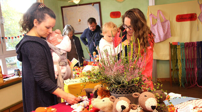 Allerlei Selbstgemachtes, Gestricktes oder Gebasteltes gab es beim Martinimarkt zu entdecken. FOTO: LEIPPERT