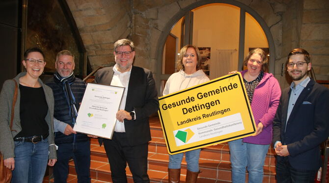 Freude über Rezertifizierungs-Plakette als »Gesunde Gemeinde« für Dettingen (von links): Dr. Juliane Schwille-Kiuntke, Bürgermei