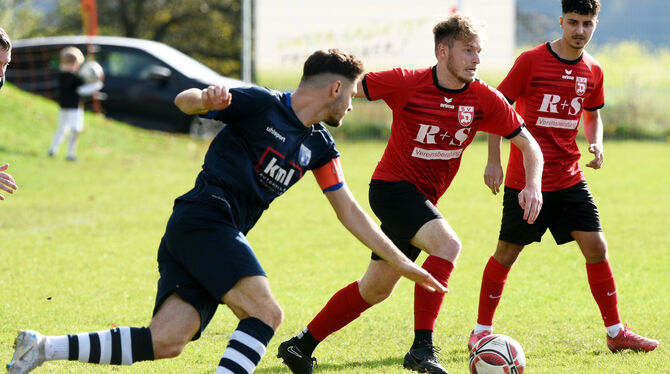 Degerschlachts Doppeltorschütze und Geburtstagskind Dominik Kaschuba (am Ball) wird vom Betzinger Giuliano Libeccio attackiert.