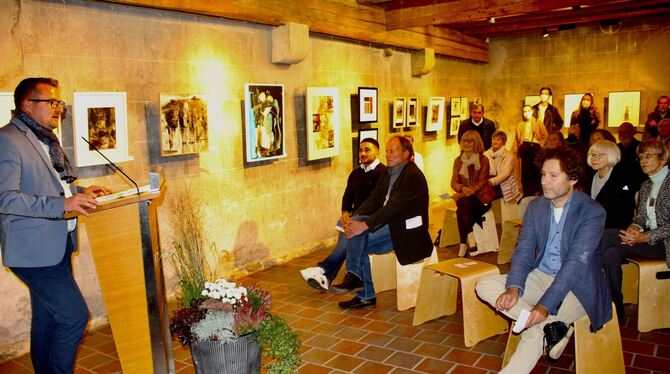 Bürgermeister Stefan Wörner begrüßte die Gäste zur Vernissage der Jahresausstellung Pfullinger Künstler in der Klosterkirche.