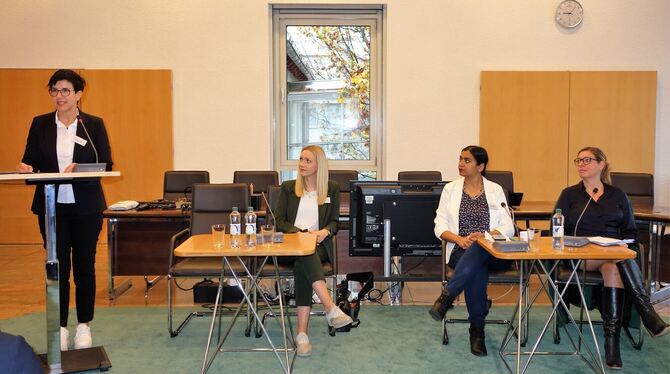 Vier erfolgreiche Frauen gaben Tipps (von links): Oberbürgermeisterin Carmen Haberstroh, Regionaldirektorin der Kreissparkasse R