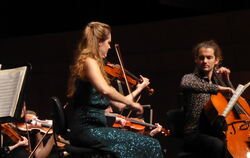 Eva und Jakob Schall an Geige und Cello als Solisten in dem Stück »La muse et le poète« von Camille Saint-Saëns im Konzert der J