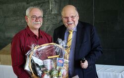 Beim Zustellertreffen des GEA erhielt Gerd Stirmlinger von Verleger Valdo Lehari jr. (rechts) eine Auszeichnung für seine 25-jäh