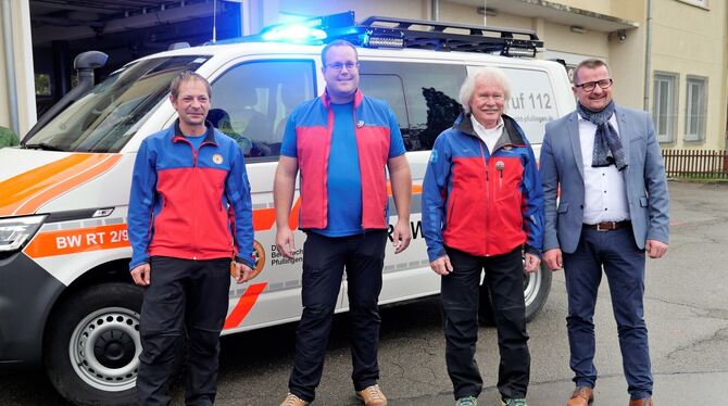 Übergabe des neuen Fahrzeugs der Bergwacht Pfullingen (von links): Christoph Dillmann, Felix Sommer, Jochen Boley und Bürgermeis