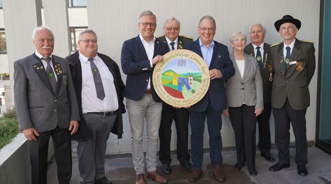 Übergabe der Festscheibe: (von links) Herbert Rempfer, Sven Scholz (beide Schützengilde Pfullingen), Finanzbürgermeister Roland