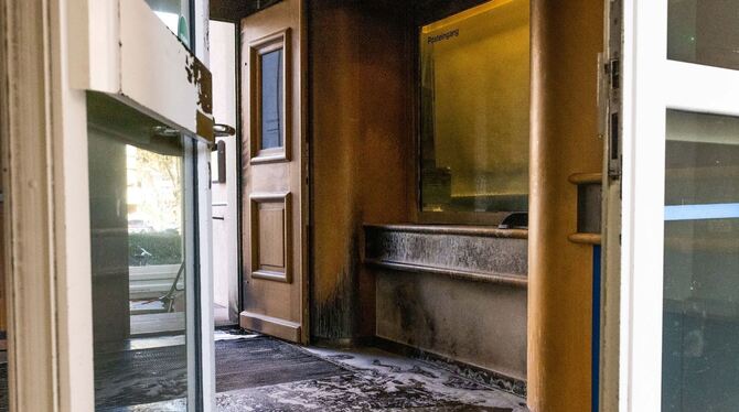 Eingang des Freiburger Amtsgerichts in Brand gesetzt