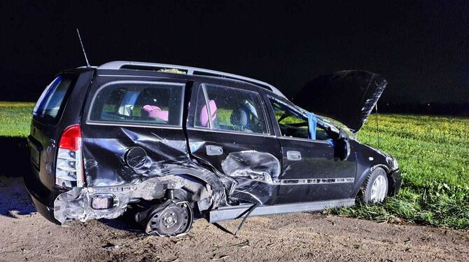 Der schwer beschädigte Opel einer 69-jährigen Frau landete abseits der Fahrbahn.
